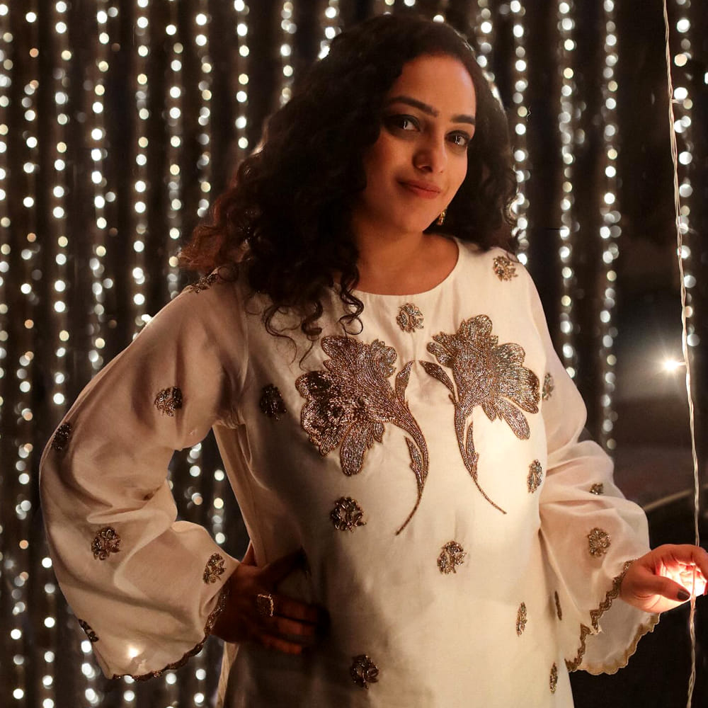 ఇక సోషల్ మీడియాలో యాక్టీవ్ గా ఉండే నిత్యామీనన్ రెగ్యులర్ గా ఫోటోలు, వీడియోలు షేర్ చేస్తూ అభిమానులను ఆకట్టుకుంటుంది. ఎలాంటి గ్లామర్ షో లేకుండా బ్యూటీ ఫుల్ ఫోటోలను సోషల్ మీడియాలో పంచుకుంటుంది ఈ చిన్నది. 