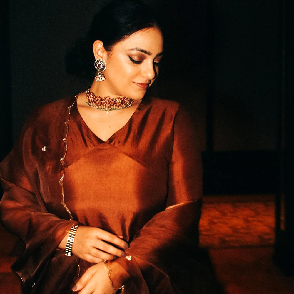 ప్రస్తుతం నిత్యామీనన్ ఎక్కువగా తమిళ్, మలయాళ సినిమాల్లోనే నటిస్తుంది. తెలుగులో చివరిగా పవన్ కళ్యాణ్ నటించిన భీమ్లా నాయక్ సినిమాలో కనిపించింది ఈ చిన్నది ఆతర్వాత మరో తెలుగు సినిమాలో కనిపించలేదు. 