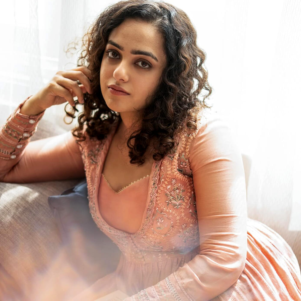  గ్లామర్ షోకు దూరంగా ఉంటూ కంటెంట్ ప్రాధాన్యత ఉన్న చిత్రాలను ఎంచుకుంటూ అభిమానుల గుండెల్లో స్థానం సంపాదించుకుంది. తెలుగు, తమిళం, మలయాళం భాషలలో అనేక చిత్రాల్లో నటించి మెప్పించిన ఈ అమ్మడు..