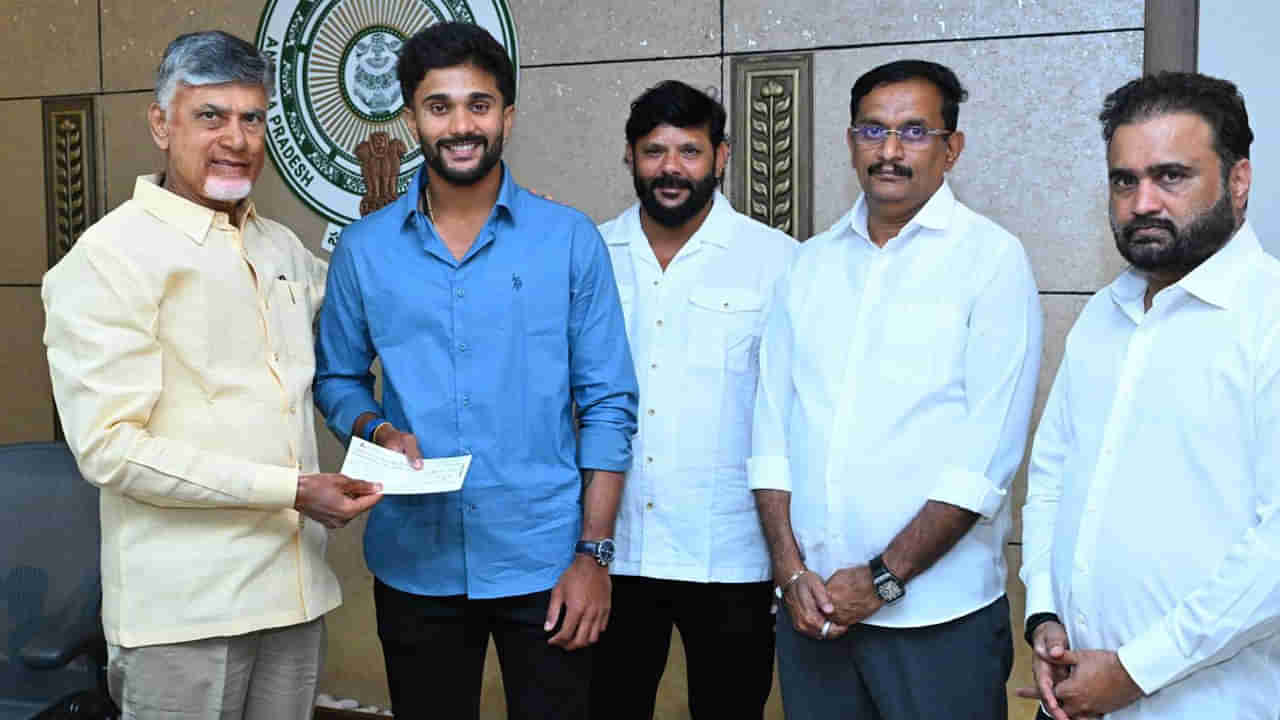 Nitish Kumar Reddy: మరిన్ని సెంచరీలు కొట్టాలి.. నితీశ్‌కు రూ. 25 లక్షల చెక్ అందజేసిన సీఎం చంద్రబాబు