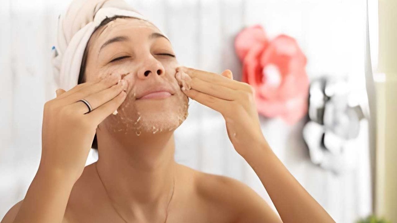 ఒక కప్పు పాలలో కొద్దిగా ఓట్స్ వేసి ఉడికించాలి. ఉడికిన తరువాత అందులో ఒక టీ స్పూన్ పెరుగు, ఒక టీ స్పూన్ తేనె కలపాలి. ఈ మిశ్రమాన్ని ముఖానికి అప్లై చేసి 20 నిమిషాల పాటు ఉంచి తరువాత మైల్డ్ క్లెన్సర్‌తో శుభ్రం చేయాలి. ఇది బ్లాక్‌హెడ్స్‌ను సులభంగా తొలగిస్తుంది.