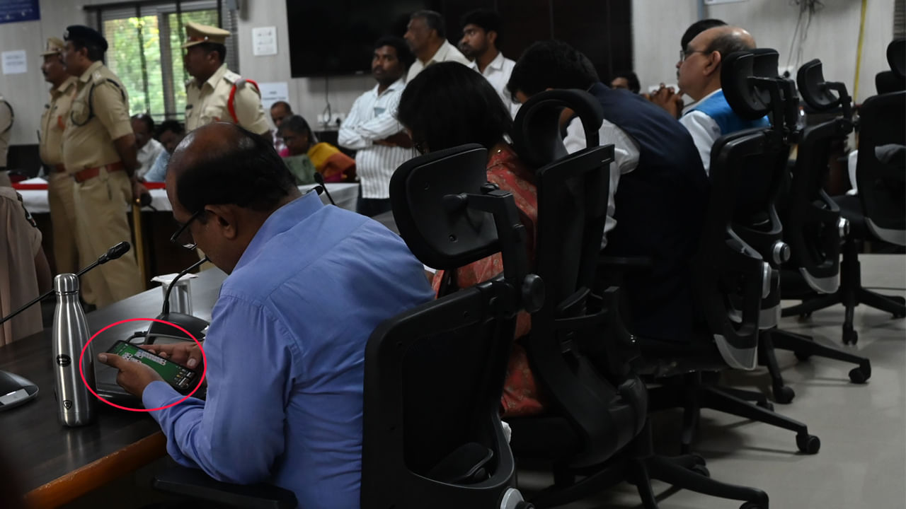 Anantapur: కీలక రివ్యూ మీటింగ్‌లోనే ఆన్‌లైన్‌ రమ్మీ గేమ్‌ ఆడిన DRO