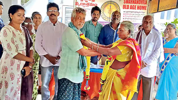 Andhra Pradesh: ఔను! వాళ్లిద్దరూ ఇష్టపడ్డారు.. లేటు వయసులో తోడు కోసం.. ఒక్కటైన వృద్ధ జంట