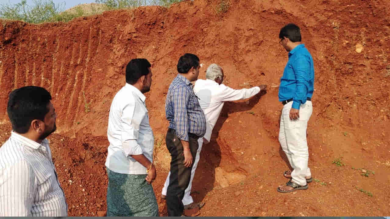 Bapatla District: అక్కడ మట్టి తవ్వుతుంటే బయటపడింది చూసి అందరూ షాక్