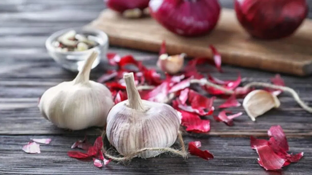 పచ్చి వెల్లుల్లి శరీర రోగనిరోధక శక్తిని కూడా బలపరుస్తుంది. ఇందులో ఉండే యాంటీ బాక్టీరియల్, యాంటీవైరల్ లక్షణాలు శరీరానికి వ్యాధులతో పోరాడే శక్తిని ఇస్తాయి. ఇది జలుబు, దగ్గు, ఫ్లూ వంటి సమస్యలను తొలగించడంలో సహాయపడుతుంది.