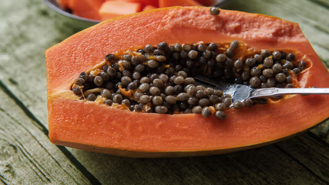 బొప్పాయిలో విటమిన్ సి కూడా పుష్కలంగా ఉంటుంది. ఇది మీ రోగనిరోధక శక్తిని పెంచుతుంది. బొప్పాయి జీర్ణక్రియను కూడా మెరుగుపరుస్తుంది. చర్మాన్ని ప్రకాశవంతం చేస్తుంది. బొప్పాయిలో ఉండే డైజెస్టివ్ ఎంజైమ్‌లు జీర్ణక్రియను మెరుగుపరచడంలో సహాయపడతాయి. ఇది ఆమ్లత్వం, గ్యాస్, మలబద్ధకాన్ని నియంత్రించడంలో సహాయపడుతుంది. ఉదయాన్నే ఖాళీ కడుపుతో బొప్పాయిని తీసుకోవడం వల్ల రక్తంలో చక్కెర స్థాయిలను నియంత్రిస్తుంది, ఇది మధుమేహం లక్షణాలను కూడా తగ్గిస్తుంది. బొప్పాయిలో పొటాషియం, ఇతర పోషకాలు అధికంటా ఉంటాయి. ఇవి రక్తపోటును నియంత్రించడంలో సహాయపడతాయి. తద్వారా గుండె జబ్బుల ప్రమాదాన్ని తగ్గిస్తుంది.