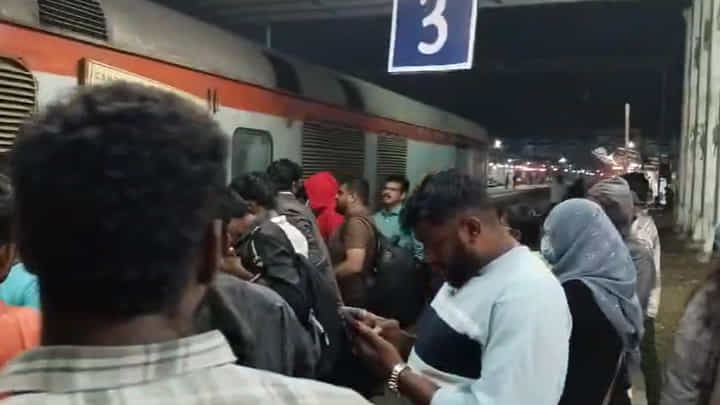 ప్లాట్ ఫామ్.. రైల్ మధ్యలో ఇరుక్కుపోయిన వ్యక్తి నరకయాతన.. తృటిలో తప్పిన ప్రాణాపాయం..! ప్లాట్ ఫామ్.. రైల్ మధ్యలో ఇరుక్కుపోయిన వ్యక్తి నరకయాతన.. తృటిలో తప్పిన ప్రాణాపాయం..!