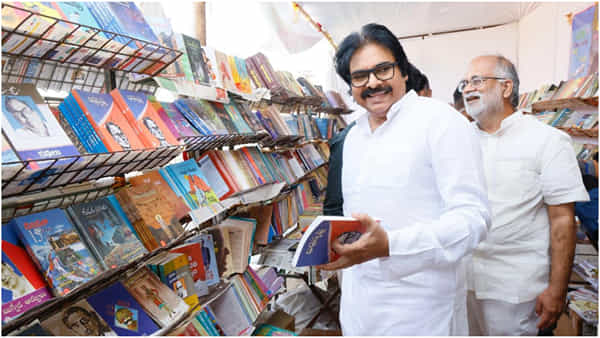 Pawan Kalyan: విజయవాడ బుక్ ఫెయిర్లో పవన్ కల్యాణ్... స్వయంగా ఆ పుస్తకాల కొనుగోలు