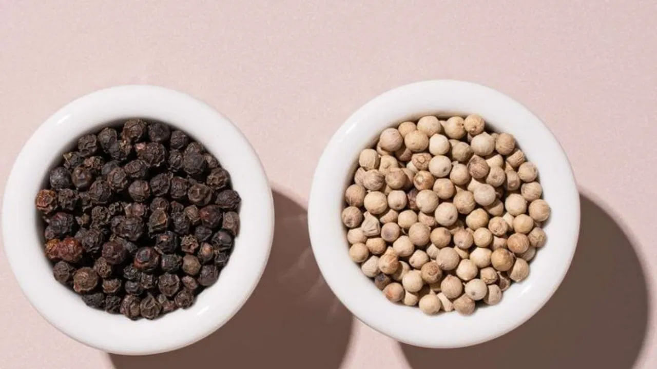 మసాలా దినుసులు వంటలకు మంచి రుచిని అందించడమే కాకుండా, మన శరీర ఆరోగ్యానికి కూడా ఎంతో దోహదపడతాయి. వీటిల్లో మిరియాలు ముఖ్యమైనవి. అయితే వీటిలో వివిధ రకాలు ఉన్నాయి. నలుపు, తెలుపు మిరియాలు.. ఇలా రెండు రకాలుగా ఉంటాయి. అయితే వీటిల్లో ఏది ఆరోగ్యానికి మేలు చేస్తుందో చాలా మందికి తెలియదు.