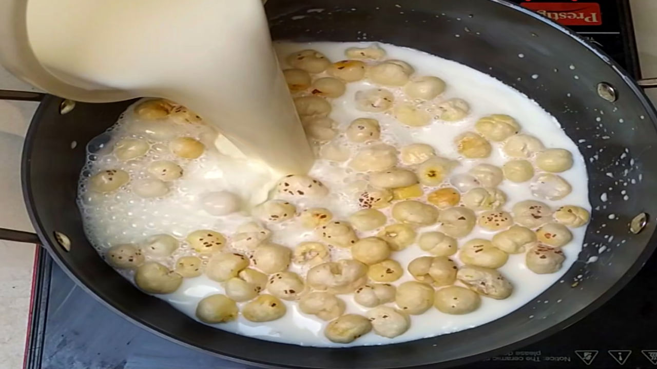 మఖానాకు గ్లైసెమిక్ ఇండెక్స్ తక్కువగా ఉంటుంది. దీంతో మఖానా రక్తంలోకి గ్లుకోజ్ విడుదలను నెమ్మది చేస్తుంది. దీనివల్ల ఎక్కువ సేపు కడుపు నిండిన భావన కలుగుతుంది. డయాబెటిస్ పేషెంట్లకు కూడా ఇది మంచి స్నాక్.