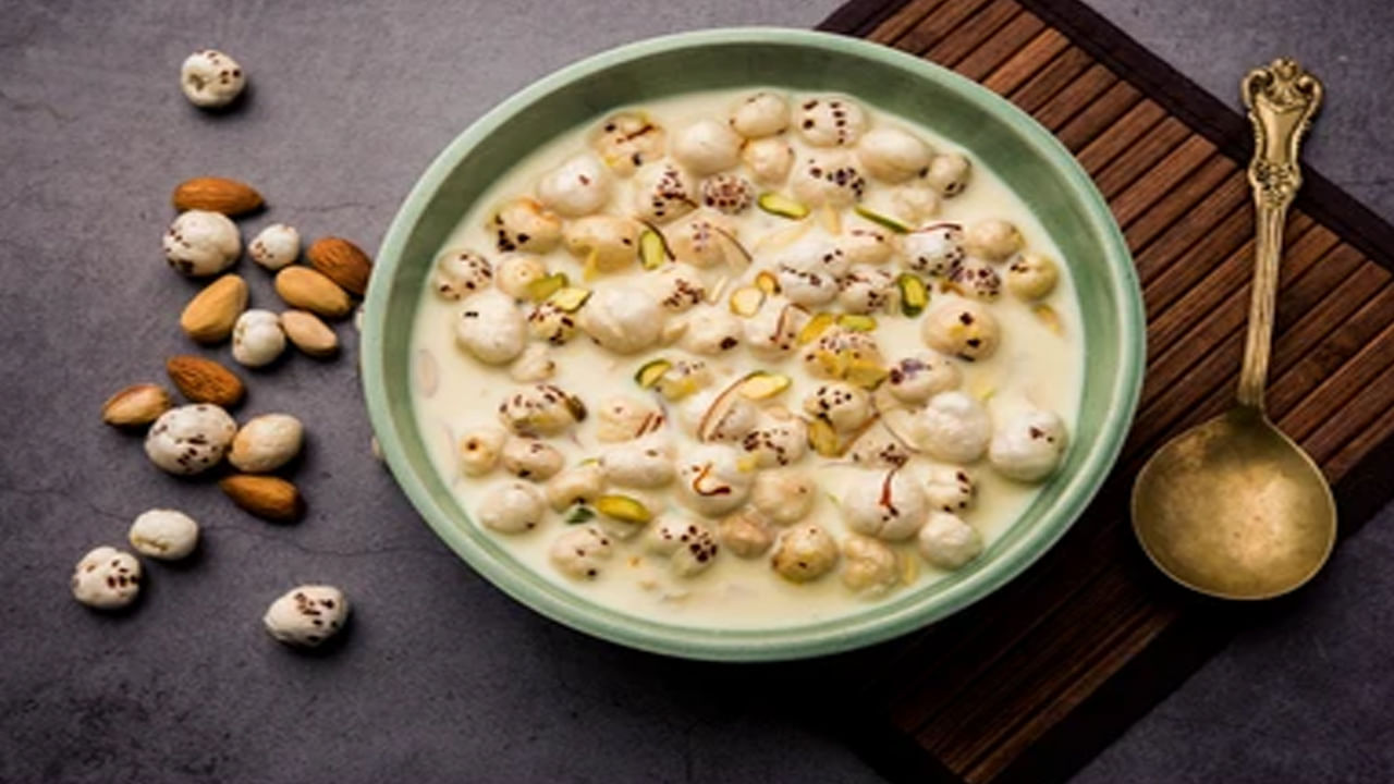 మీకు మూత్రపిండాల్లో రాళ్లు ఉంటే మఖానాను అస్సలు తినకండి. ఇందులో కాల్షియం ఉంటుంది. ఇది మూత్రపిండాల్లో రాళ్ల పరిమాణాన్ని పెంచుతుంది. మీకు జలుబు, విరేచనాలు లేదా సాధారణ ఫ్లూ ఉంటే మఖానా తినకండి. మఖానా తక్కువ కేలరీలతో ఉన్నా, ఎక్కువగా తింటే బరువు పెరిగే అవకాశం ఉంటుంది. కంటే నిత్యం మితంగా తీసుకోవడం మంచిది.