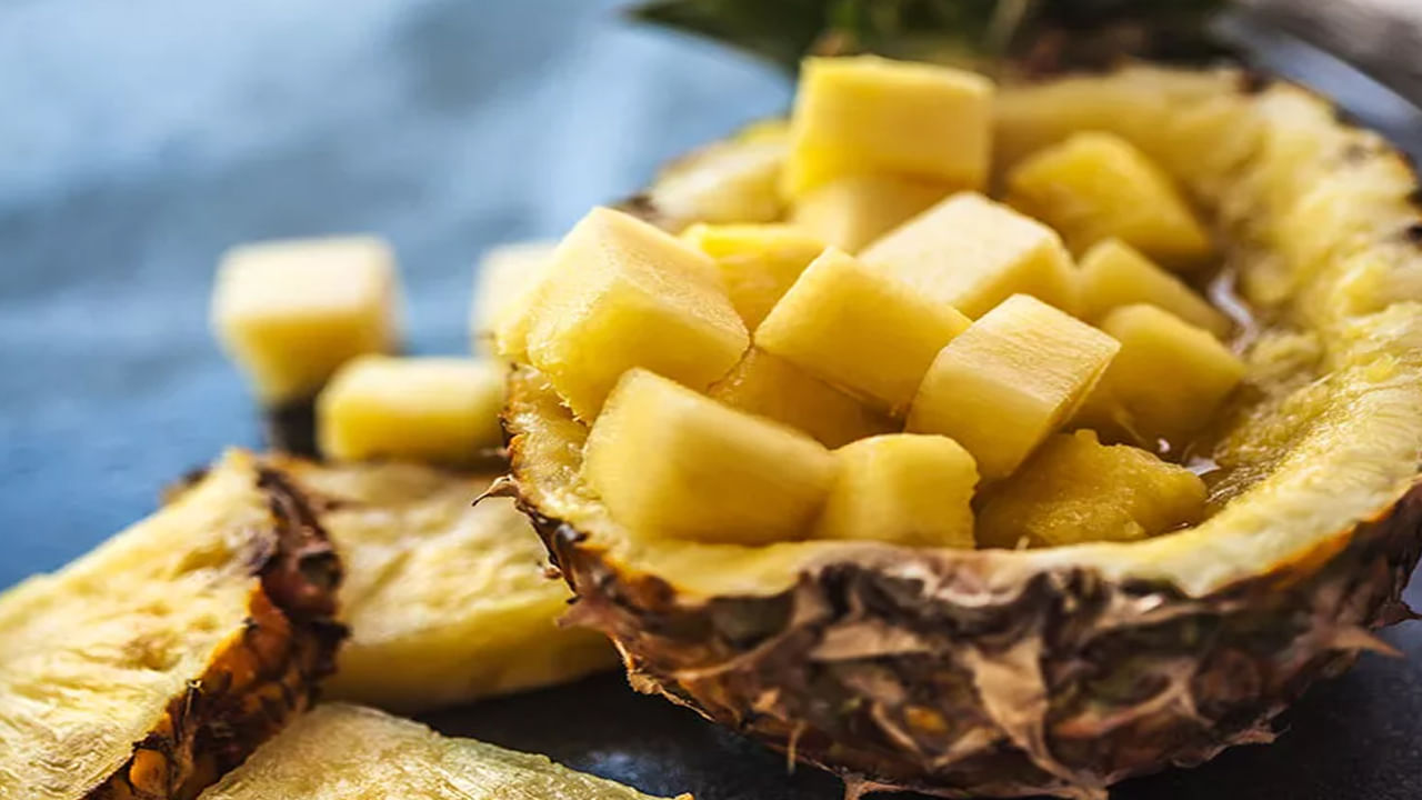 పనసపండు: వేసవిలో మనకు విరివిగా దొరికే పండ్లలో పనసపండు ఒకటి. పనస పండులో సుమారు 76 శాతం వరకు నీరు ఉంటుంది.ఇది బీ-కాంప్లెక్స్ విటమిన్లకు మంచి మూలం. శక్తిని ఇస్తూ శరీరానికి అవసరమైన పోషకాలను అందిస్తుంది. ఇందులో విటమిన్- ఎ, సి, బి6 లతో పాటు థియామిన్, రిబోప్లానిన్, నియాసిన్, క్యాల్షియం, పొటాషియం, మెగ్నీషియం, ఐరన్, సోడియం, జింక్, పైబర్ ను సమృద్దిగా కలిగి ఉంది.