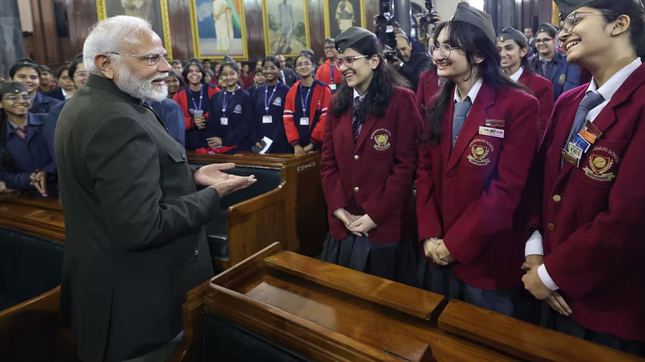 న్యూఢిల్లీలోని సంవిధాన్ సదన్ సెంట్రల్ హాల్లో నేతాజీ సుభాష్ చంద్రబోస్ జయంతి సందర్భంగా విద్యార్థులతో ప్రధాని మోదీ హృదయపూర్వక సంభాషణ