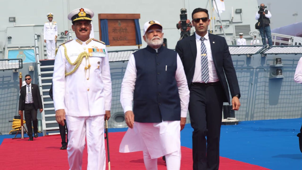 ముంబైలోని నేవల్ డాక్యార్డ్లో ‘గార్డ్ ఆఫ్ హానర్’ను ప్రధాని మోదీ పరిశీలించారు.