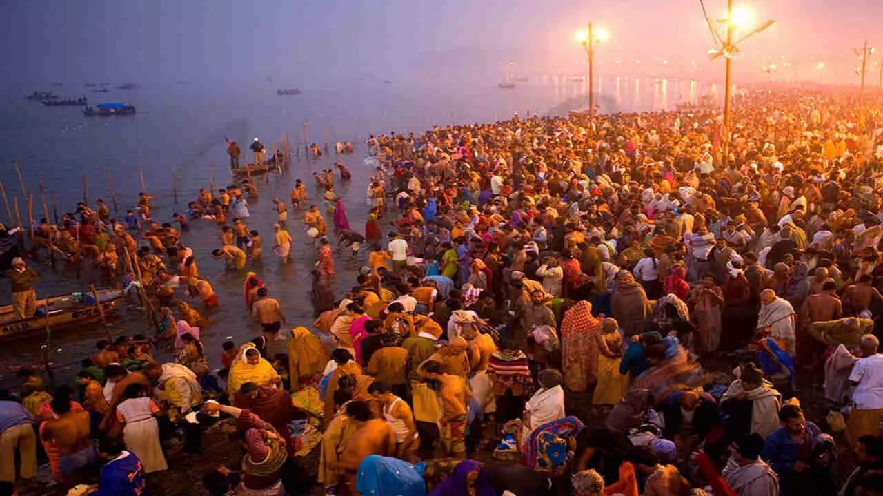 Maha Kumbh: మహా కుంభమేళాకి వెళ్లాలని ఉందా.? ఈ టూర్ ప్యాకేజీ బెస్ట్..