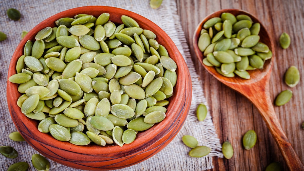 గుమ్మడి గింజల్లో ఐరన్, మెగ్నీషియం, జింక్ పుష్కలంగా ఉంటాయి. ఇవి జుట్టును బలంగా, మెరిసేలా చేస్తాయి. గుమ్మడి గింజల నూనెతో తలకు మసాజ్ చేయటం వల్ల జుట్టు రాలడం వంటి సమస్యలను నివారిస్తుంది.