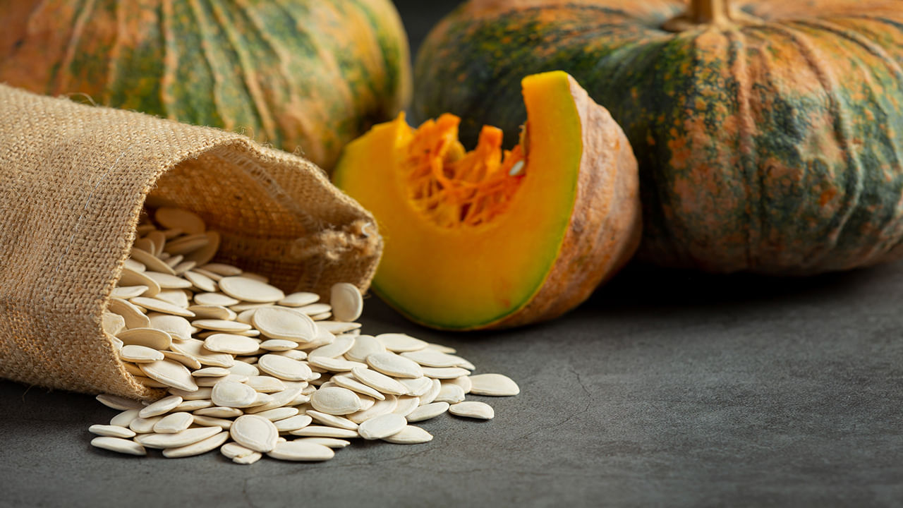 గుమ్మడి గింజల్లో యాంటీ బాక్టీరియల్, యాంటీ ఇన్ఫ్లమేటరీ ఎలిమెంట్స్ ఉంటాయి. ఇవి మొటిమలు, మొటిమల వల్ల ఏర్పడే మచ్చల సమస్య నుండి ఉపశమనాన్ని అందిస్తాయి. గుమ్మడి గింజలు, ఓట్‌మీల్‌ను పేస్ట్‌గా చేసి ఫేస్‌మాస్క్‌గా ఉపయోగించండి. మంచి ఫలితం చూస్తారు. 