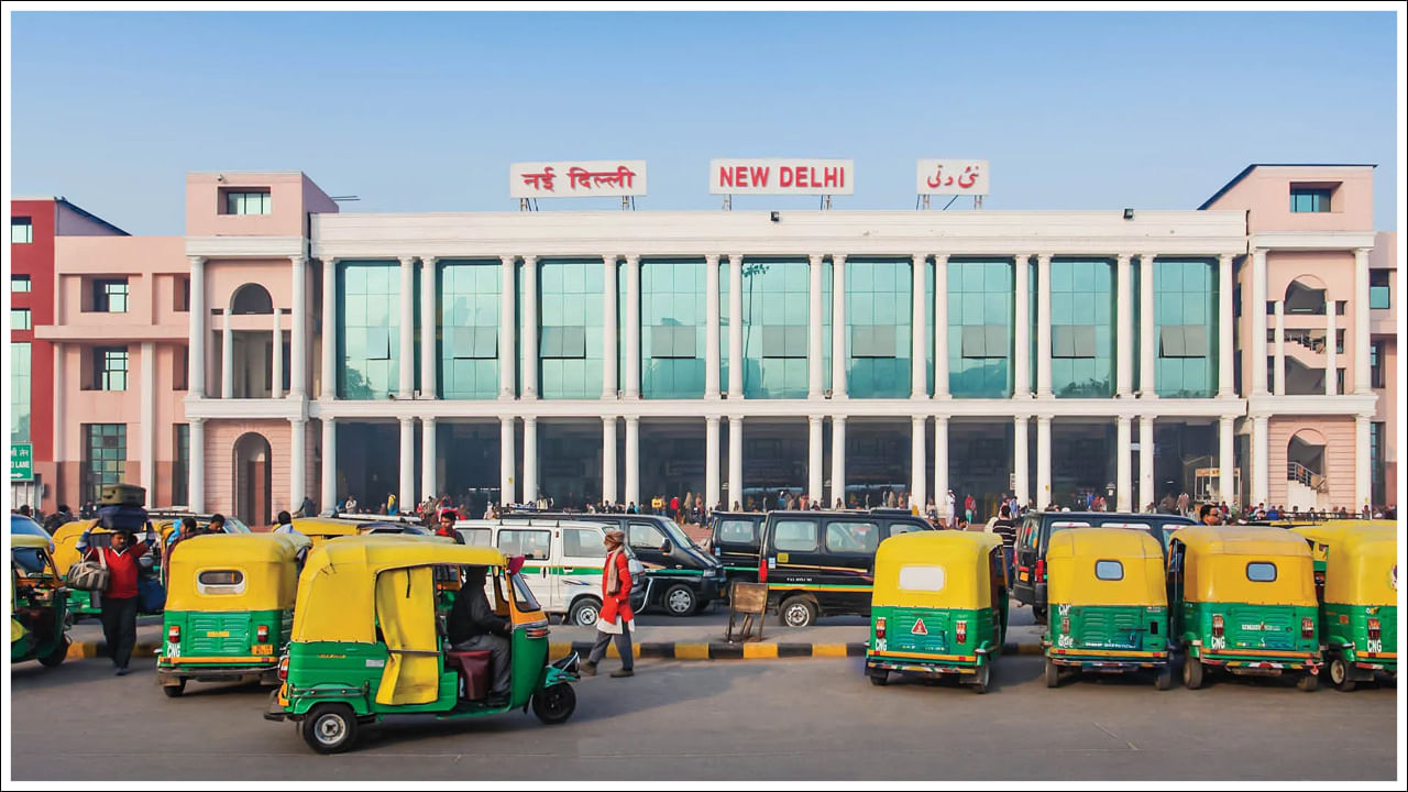 ఎక్కువగా ఆదాయం వచ్చే రైల్వే స్టేషన్‌: దేశంలో అత్యధిక ఆదాయం వచ్చే రైల్వే స్టేషన్లలో న్యూఢిల్లీ రైల్వే స్టేషన్ మొదటి స్థానంలో ఉంది. 2023-24 ఆర్థిక సంసవత్సరంలో ఈ రైల్వే స్టేషన్ అత్యధికంగా ఆదాయం రాబడుతోంది. ఈ స్టేషన్‌ ద్వారా రూ. 3,337 కోట్లు. భారత రైల్వే విడుదల చేసిన గణాంకాల ప్రకారం.. ఆదాయంలోనే కాదు, అధిక రద్దీ ఉన్న స్టేషన్లలోనూ అగ్రస్థానంలో ఉంది. 2023-24 ఆర్థిక సంవత్సరంలో ఇక్కడి నుంచి 39,362,272 మంది ప్రయాణికులు రాకపోకలు సాగించినట్లు నివేదికలు చెబుతున్నాయి.