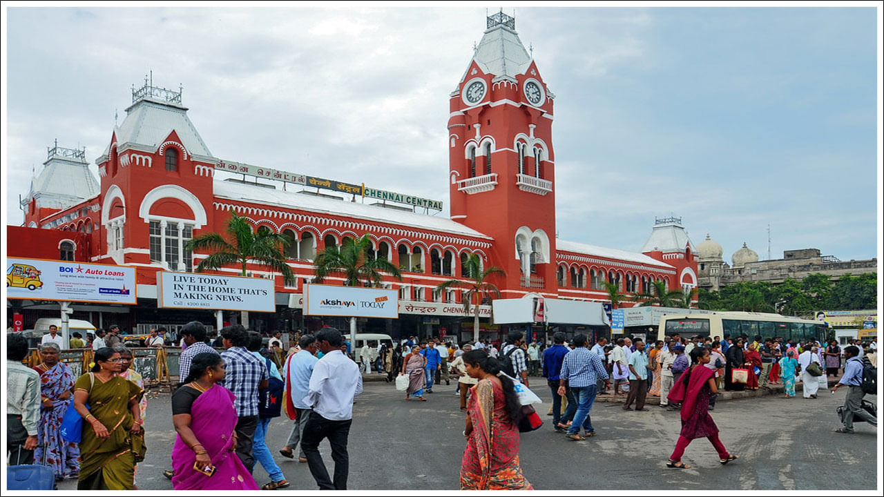 మూడో స్థానంలో చెన్నై సెంట్రల్ రైల్వే స్టేషన్: ఇక మూడో స్థానంలో చెన్నై సెంట్రల్‌ రైల్వే స్టేషన్‌ ఉంది. ఈ రైల్వే స్టేషన్ నుంచి ఏడాదిలో రూ.1,299 కోట్ల ఆదాయం వచ్చింది. అలాగే ఈ స్టేషన్‌ నుంచి 30,599,837 మంది ప్రయాణికులు రాకపోకలు సాగించారు.