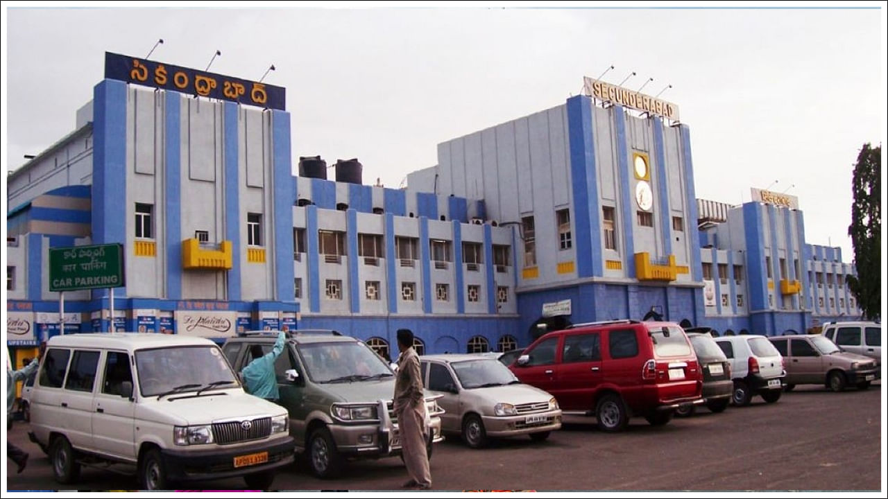 నాలుగో స్థానంలో సికింద్రాబాద్‌: ఇక తెలంగాణలోని సికింద్రాబాద్‌ రైల్వే స్టేషన్‌ నాలుగో స్థానం దక్కించుకుంది. 2023-24లో ఈ రైల్వే స్టేషన్ ద్వారా రైల్వేకు రూ. 1,276 ఆదాయం వచ్చింది. అలాగే ఈ స్టేషన్‌ నుంచి  27,776,937 మంది రాకపోకలు సాగించారు.