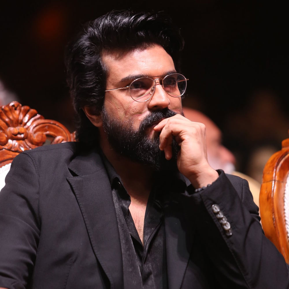 పీరియాడిక్ స్పోర్ట్స్ డ్రామా కావటంతో చరణ్ లుక్ విషయంలోనూ చాలా జాగ్రత్తలు తీసుకున్నారు. అందుకు తగ్గట్టుగా మేకోవర్ అయిన మెగా పవర్‌ స్టార్‌, సెట్‌లో అడుగు పెట్టేందుకు ఓకే చెప్పారు. 