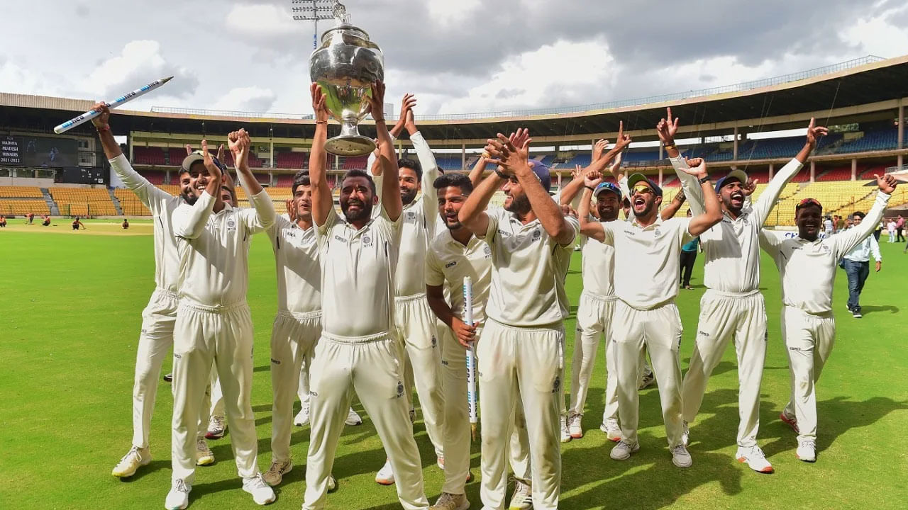 స్వతంత్ర భారతదేశానికి ముందు నుంచి భారతదేశంలో రంజీ ట్రోఫీ ఆడుతున్నారు. భారతదేశం బ్రిటిష్ పాలనలో ఉన్నప్పుడు, నవనగర్ (ప్రస్తుతం జామ్‌నగర్) రాష్ట్రానికి చెందిన మహారాజా రంజిత్ 1896, 1902 మధ్య ఇంగ్లండ్ తరపున 15 టెస్ట్ మ్యాచ్‌లు ఆడాడు. బాగా ప్రాచుర్యం పొందాడు. రంజీ ట్రోఫీకి అతని పేరు పెట్టారు. దీని మొదటి సీజన్ 1934-35లో ఆడారు.