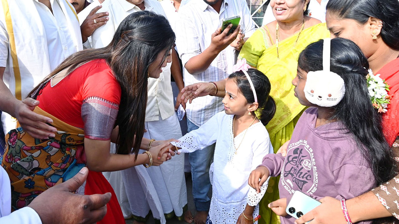  దర్శనానంతరం బయటకువచ్చిన రాశిసింగ్ తో భక్తులు ఫొటోలు, సెల్ఫీలు దిగేందుకు పోటీ పడ్డారు. ప్రస్తుతం ఇందుకు సంబంధించిన ఫొటోలు నెట్టింట వైరలవుతున్నాయి.
