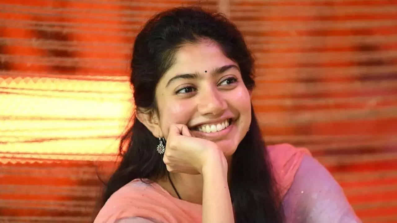 సాయి పల్లవి సైతం మెల్లగా బాలీవుడ్లో తన ప్లేస్ సుస్థిరం చేసుకుంటున్నారు. సౌత్లో చాలా సెలెక్టివ్గా సినిమాలు చేస్తున్న ఈ బ్యూటీ.. హిందీలోనూ రామాయణ్లో సీతగా నటిస్తున్నారు. రణ్బీర్ కపూర్ హీరోగా నటిస్తున్న ఈ చిత్రం రెండు భాగాలుగా రానుంది. ఇందులో యశ్ రావణుడిగా నటిస్తున్నారు. దంగల్ ఫేమ్ నితీష్ తివారి దర్శకుడు.