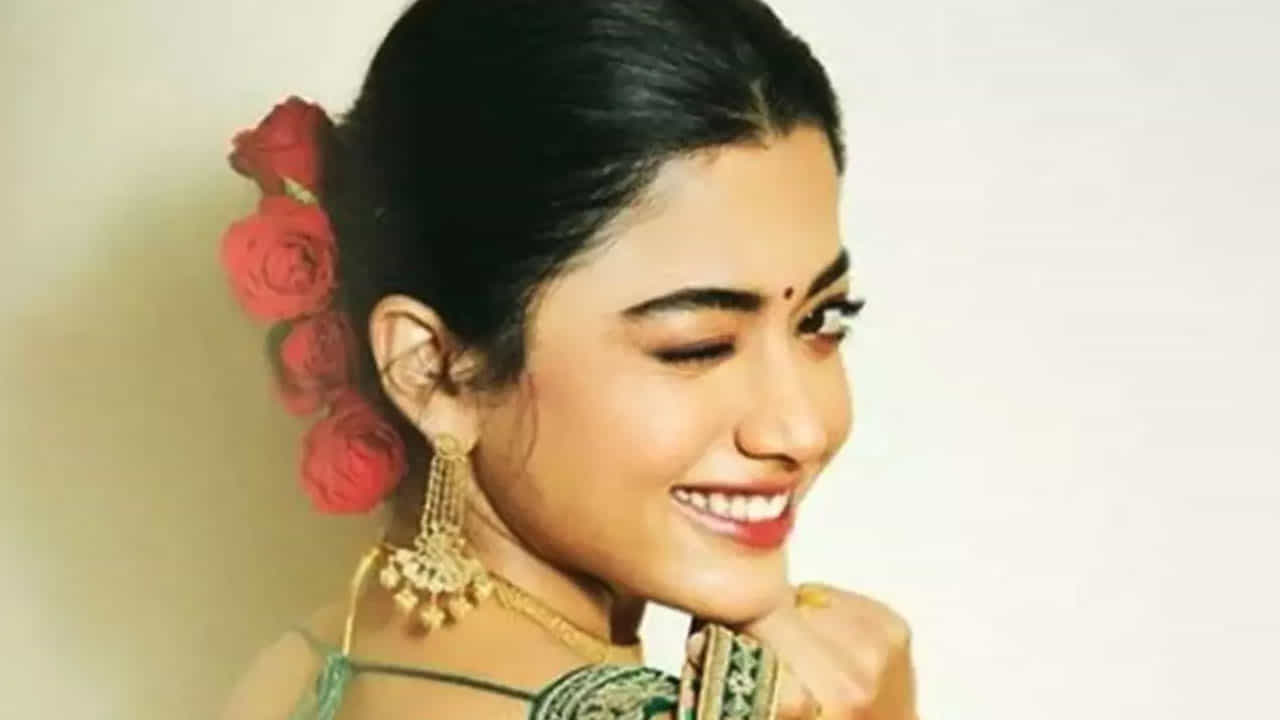  తాను సెలక్ట్ చేసుకున్న ప్రతి కేరక్టరూ నటిగా తనను మెరుగుపరిచిందన్నది రష్మిక ఇస్తున్న స్టేట్‌మెంట్‌. ఒకే సమయంలో భిన్నమైన పాత్రలో చేయడం వల్ల, అందులోని భావోద్వేగాలను మేనేజ్‌ చేయడానికి కష్టపడాల్సి వచ్చిందని చెప్పారు. సెట్లో ఉన్నవారు సహకరించడం వల్లనే తాను ఆయా పాత్రలో మెప్పించగలుగుతున్నానని, సక్సెస్‌ని అందరితో షేర్‌ చేసుకుంటున్నారు ఈ బ్యూటీ. 