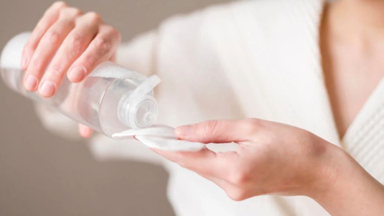 పచ్చిపాలను క్లెన్సర్ గా వాడడానికి కావాల్సినవి.. 2 టేబుల్ స్పూన్ల పచ్చిపాలు, కాటన్ బాల్. ఇప్పుడు కాటన్ బాల్ని పచ్చిపాలలో ముంచి ముఖంపై సర్క్యూలర్ మోషన్లో రాయండి. ఇది 10 నిమిషాల పాటు అలాగే ఉంచి గోరువెచ్చని నీటితో కడగండి. ఇలా చేయడం వల్ల ముఖంపై ఉన్న దుమ్ము, ధూళి కణాలు పూర్తిగా తొలగిపోతాయి. చర్మం మృదువుగా, తాజాగా కనిపిస్తుంది.