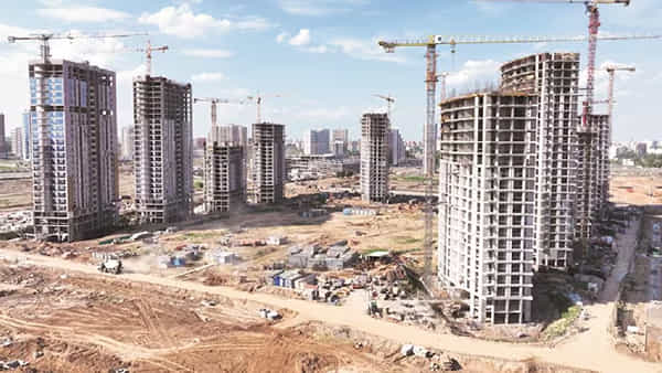 Hyderabad: హైదరాబాద్లో ఇల్లు కొనాలనుకుంటున్నారా..? అర్జెంటుగా ఇది చదివేయండి