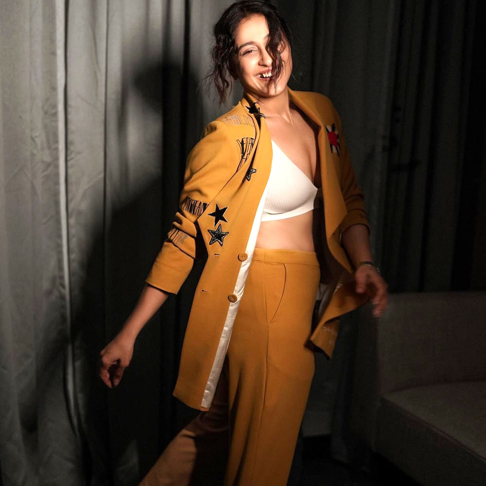 ఇక సోషల్ మీడియాలో రెజీనా చాలా యాక్టివ్ గా ఉంటుంది. ఒక వైపు చీరకట్టులో పద్దతిగా కనిపిస్తూనే.. మరో వైపు మోడ్రన్ డ్రస్సులో తన గ్లామర్ తో ఆకట్టుకుంటుంది ఈ చిన్నది. తాజాగా ఈ అమ్మడి ఫోటోలు నెట్టింట వైరల్ అవుతున్నాయి.