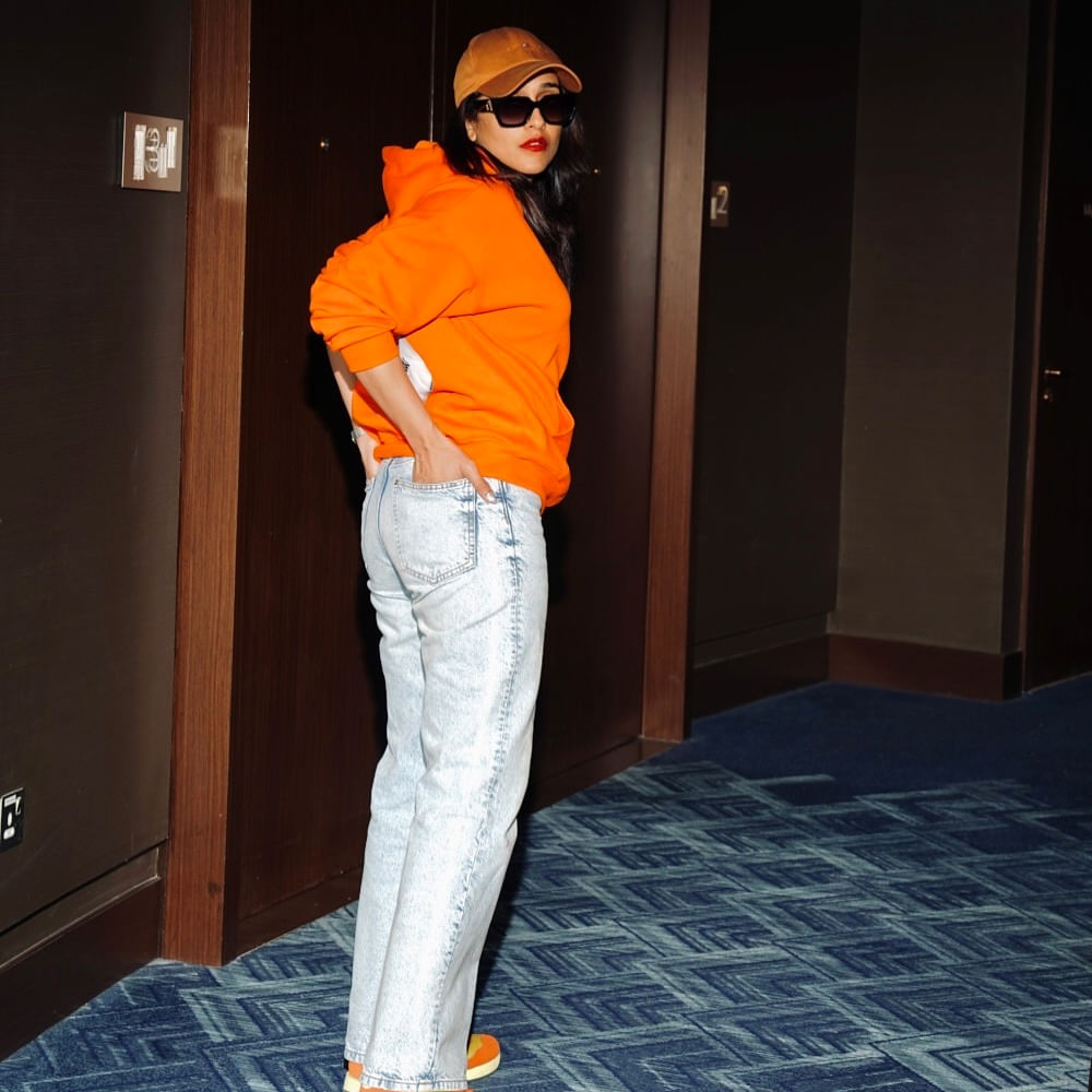 నటి రెజీనా కసాండ్రా 1990 డిసెంబర్ 13న చెన్నైలో జన్మించింది. 9 సంవత్సరాల వయస్సులో, ఆమె పిల్లల టీవీ ఛానెల్ లో యాంకర్‌గా తన కెరీర్ ప్రారంభించింది. ఆమె ముద్దుముద్దు మాటలు అభిమానుల దృష్టిని ఆకర్షించాయి. దాంతో ఆమె ఫెమస్ అయ్యింది.