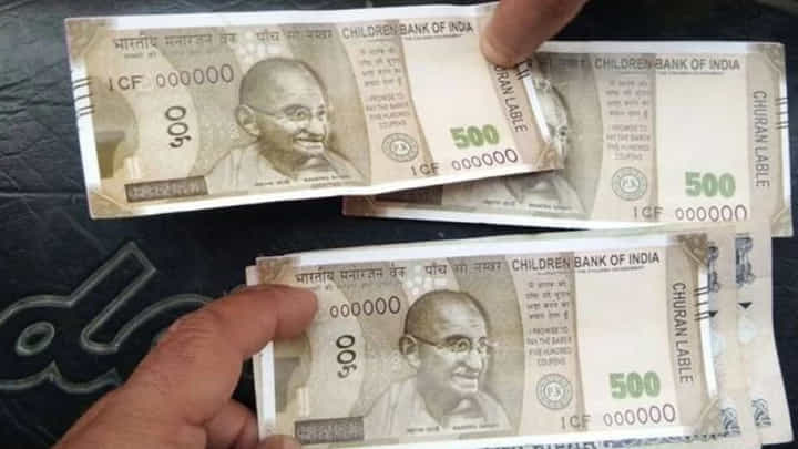 Vikarabad: కూలీలకు డబ్బులు పంచుతుండగా నోట్లపై ఏదో రాసి ఉంది.. ఏంటని చూడగా Vikarabad: కూలీలకు డబ్బులు పంచుతుండగా నోట్లపై ఏదో రాసి ఉంది.. ఏంటని చూడగా