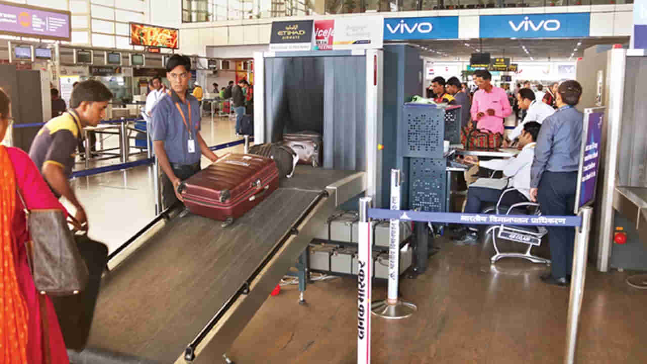 Viral: ఎయిర్‌పోర్టు‌లో అనుమానాస్పదంగా ఐదుగురు వ్యక్తులు.. బ్యాగులు చెక్ చేయగా
