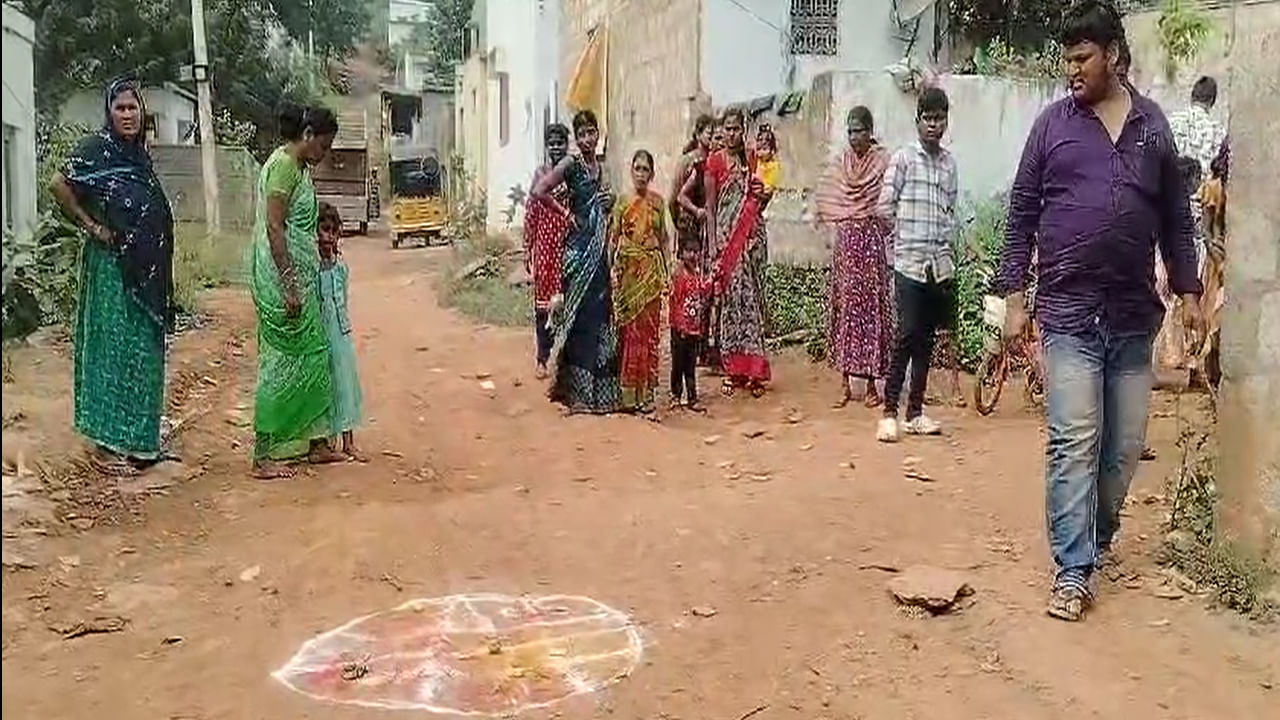 Kadapa: తెల్లారి కల్లాపి జల్లుతూ బిత్తరపోయిన మహిళ.. ఎదురుగా కనిపించింది చూడగా Kadapa: తెల్లారి కల్లాపి జల్లుతూ బిత్తరపోయిన మహిళ.. ఎదురుగా కనిపించింది చూడగా