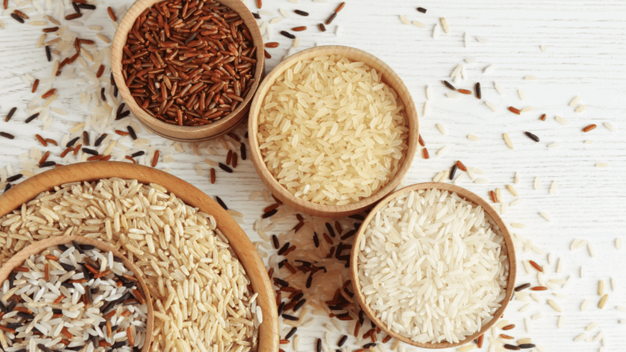 బియ్యం తినకూడదని ఇంట్లో పెద్దవాళ్లు చెబుతూ ఉంటారు. కానీ లెక్క చేయకుండా తింటూ ఉంటారు. ఇలా బియ్యం తినడానికి శరీరంలో ఈ మార్పులే కారణం. రక్త హీనత సమస్య, విటమిన్ బి12 శరీరంలో తక్కువగా ఉండటం వల్ల బియ్యాన్ని తినాలనిపిస్తుంది.
