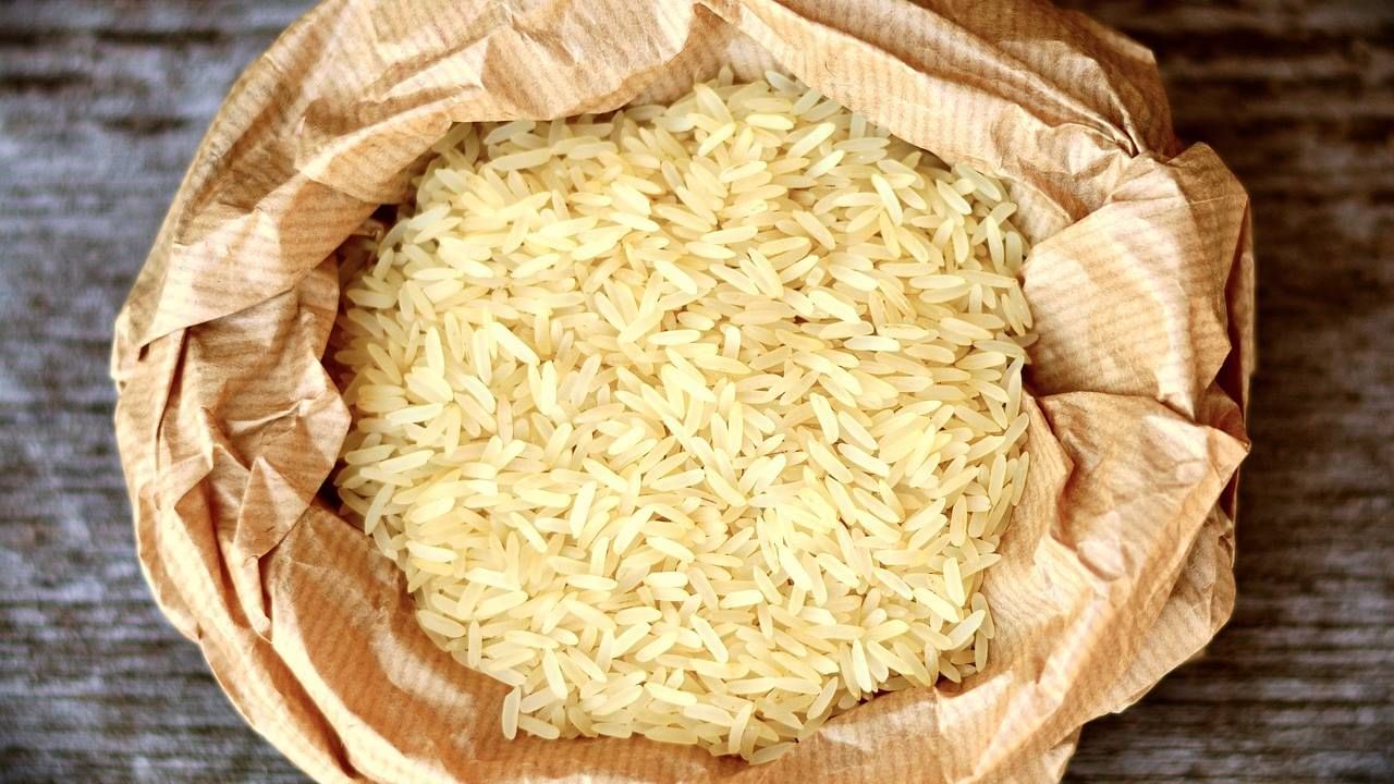 అందరితో యాక్టీవ్‌గా ఉండలేరు. ముఖం అంతా పాలిపోయినట్టు ఉంటుంది. ఎప్పుడూ నీరసంగా ఉంటారు. ఇతరులతో మాట్లాడేందుకు ఇష్ట పడరు. ఆహారం కూడా తినబుద్ధి కాదు. కాబట్టి ఎవరైనా పచ్చి బియ్యం తింటే వెంటనే వైద్యుల్ని సంప్రదించండి.

(NOTE: ఇందులోని అంశాలు కేవలం అవగాహన కోసం మాత్రమే. నిపుణులు అందించిన సమాచారం ప్రకారం ఇక్కడ తెలియజేయడమైనది. ఆరోగ్యరీత్యా ఎలాంటి సమస్యలు ఉన్నా వైద్య నిపుణుల్ని సంప్రదించడం మేలు.)
