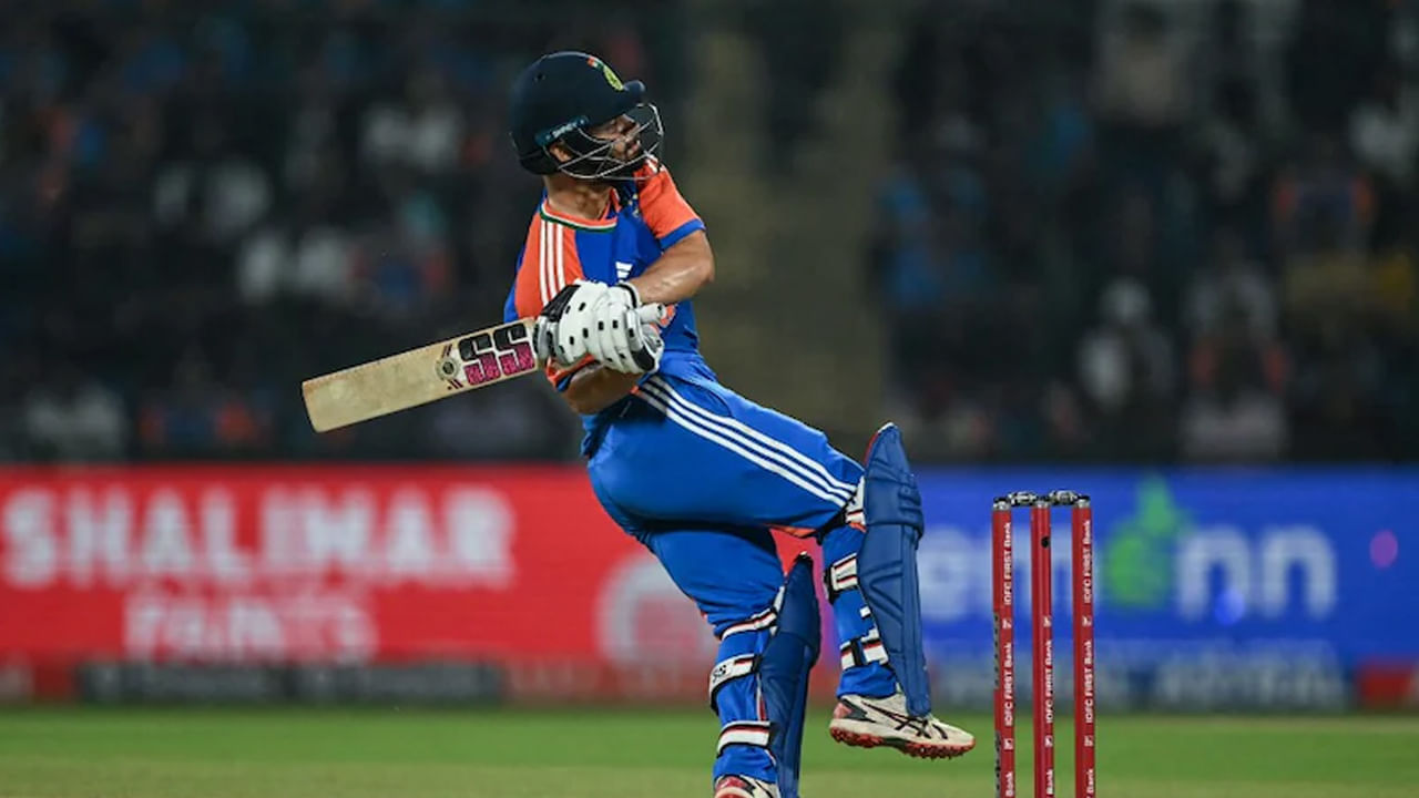 1. రింకూ సింగ్: ఈ సిరీస్‌లో రింకూ సింగ్ ఇప్పటి వరకు ఒక్క మ్యాచ్ కూడా ఆడలేదు. గాయం కారణంగా రెండో, మూడో మ్యాచ్‌లకు దూరమయ్యాడు. అయితే ఇప్పుడు ఆయన మళ్లీ తెరపైకి వచ్చారు. నాలుగో టీ20 మ్యాచ్‌కు అందుబాటులో ఉన్నట్టు కోచ్ ర్యాన్ టెన్ డెస్కోట్ తెలిపాడు. ఇటువంటి పరిస్థితిలో, రింకు సింగ్‌ను ప్లేయింగ్ ఎలెవెన్‌లో చేర్చినట్లయితే, అతను కూడా ఎక్స్ ఫ్యాక్టర్ అని నిరూపించవచ్చు. మ్యాచ్‌లను ఒంటిచేత్తో గెలిపించగల సత్తా అతనికి ఉంది.