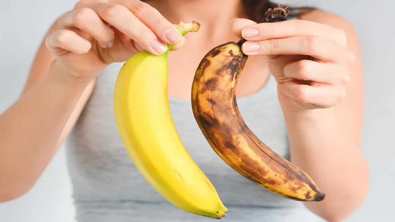 బాగా పండిన అరటి పండు తినటం వల్ల రక్తపోటును కూడా సులభంగా నియంత్రిస్తుందని ఆరోగ్య నిపుణులు చెబుతున్నారు. గుండె ఆరోగ్యాన్ని రక్షించటంలోనూ పండి అరటి పండు మేలు చేస్తుంది. అంతేకాకుండా శరీరానికి కావాల్సిన తక్షణ శక్తి లభిస్తుంది. అరటి పండులోని కాల్షియం, మెగ్నీషియం ఎముకలను దృఢంగా చేసేందుకు కూడా సహాయపడుతుంది. 