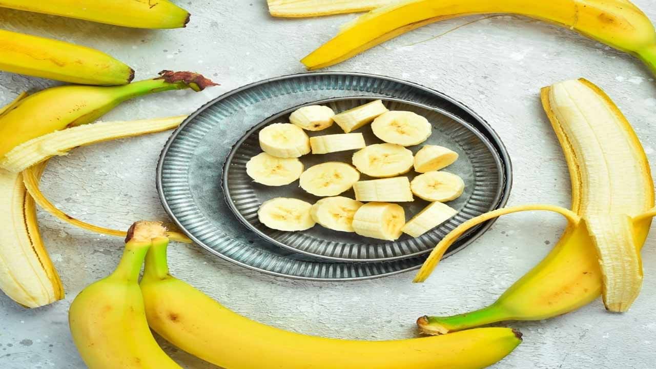 నిద్రలేమితో ఇబ్బంది పడుతున్న వారికి మాగిన అరటి పండు మంచిది. రోజు పడుకునే ముందు బాగా పండిన అరటి పండును తినడం వల్ల శరీరానికి మెలటోనిన్ హార్మోన్ లభించి మంచి నిద్రను ప్రేరేపిస్తుంది. నిద్రలేమి సమస్యలతో బాధపడేవారు ప్రతి రోజు తప్పకుండా అరటి పండును తినాలని నిపుణులు సూచిస్తున్నారు. 