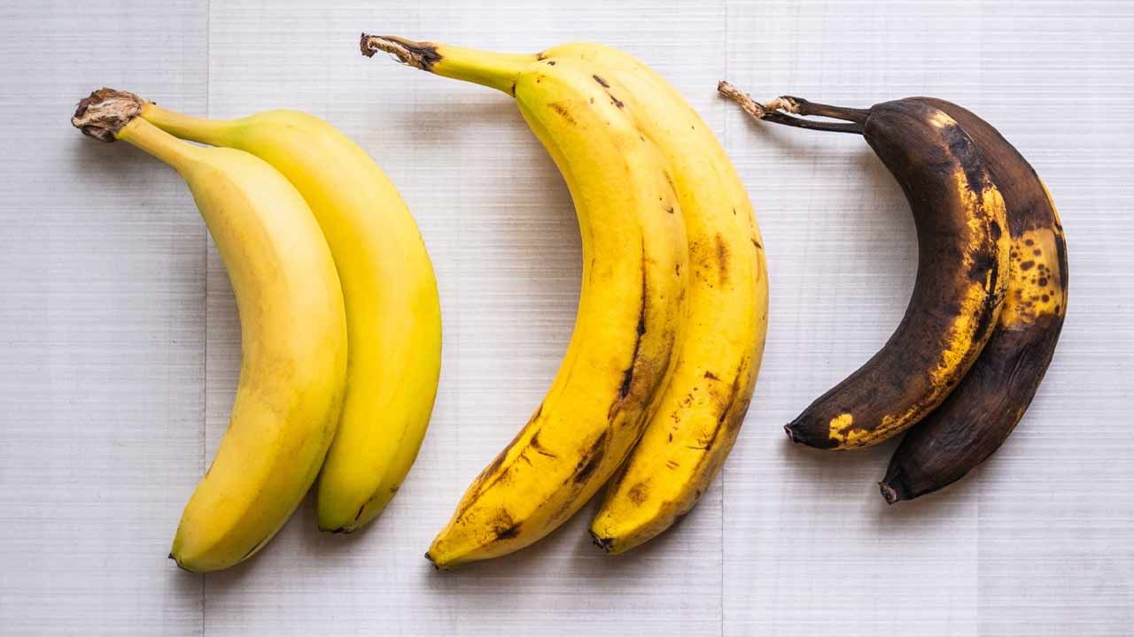 ఎక్కువ వ్యాయామం, ప్రతి రోజు జిమ్‌ చేసేవారు బాగా పండిన అరటి పండ్లను తినడం ఎంతో మంచిది. ఇది కండరాల ఆరోగ్యానికి ఎంతో సహాయపడుతుంది. అంతేకాకుండా ఇందులో ఉండే గుణాలు కండరాల నొప్పిని తగ్గించి, వాటి పనితీరును మెరుగుపరిచేందుకు కూడా కీలక పాత్ర పోషిస్తుంది. అంతేకాకుండా చర్మ సంరక్షణకు ఎంతో పని చేస్తుంది. 