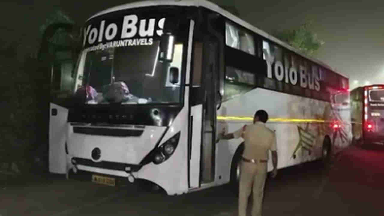 హైవేపై ఘోర ప్రమాదం.. వెనుకనుంచి ఢీకొట్టిన ప్రైవేట్ ట్రావెల్స్ బస్సు.. అద్దంలో నుంచి ఎగిరి పడి..