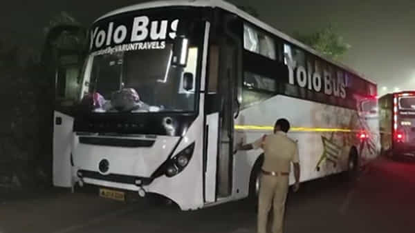 హైవేపై ఘోర ప్రమాదం.. వెనుకనుంచి ఢీకొట్టిన ప్రైవేట్ ట్రావెల్స్ బస్సు.. అద్దంలో నుంచి ఎగిరి పడి..