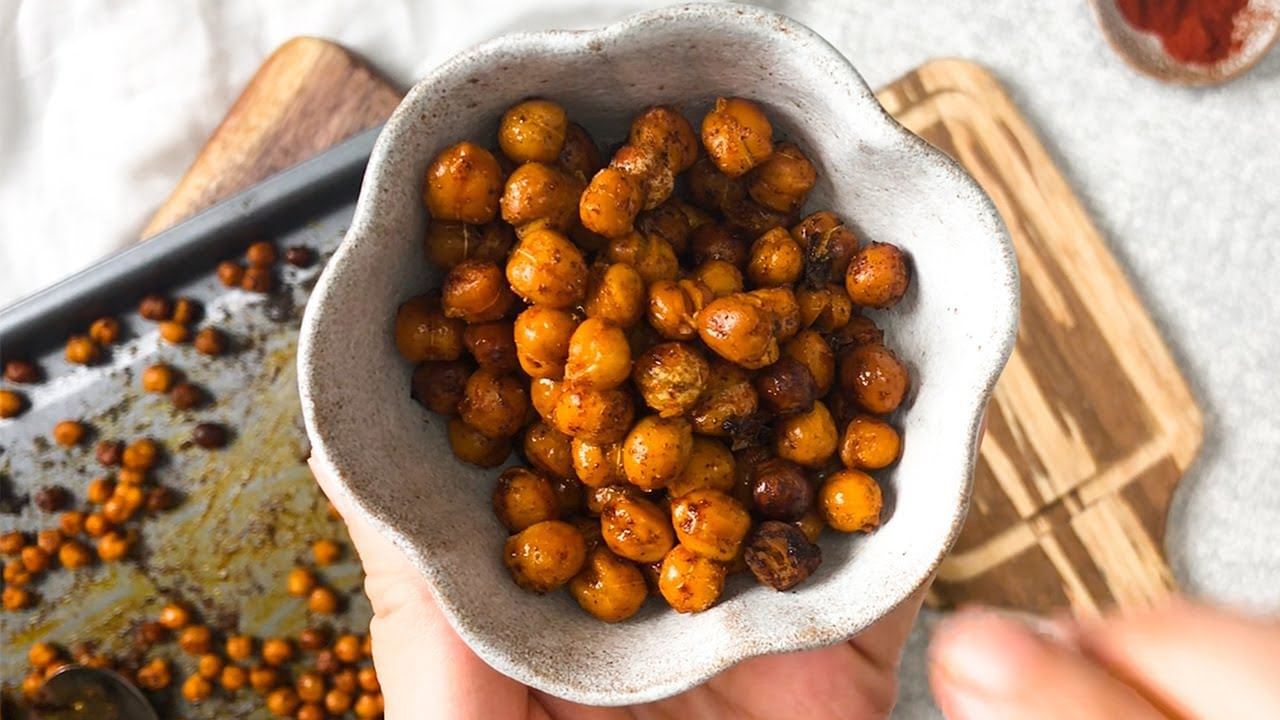 శనగపప్పులో తక్కువ గ్లైసెమిక్ ఇండెక్స్‌ ఉంటుంది. ఇది రక్తంలో చక్కెర స్థాయిని నియంత్రించడంలో సహాయపడుతుంది. ఇది డయాబెటిస్ రోగులకు మంచి ఆహారంగా పరిగణించబడుతుంది. శనగపప్పులో కాల్షియం, మెగ్నీషియం, భాస్వరం ఉంటాయి. ఇవి ఎముకలను బలోపేతం చేయడంలో సహాయపడతాయి. నానబెట్టిన శనగపప్పును క్రమం తప్పకుండా తినడం వల్ల ఎముకల బలహీనత తొలగిపోతుంది.