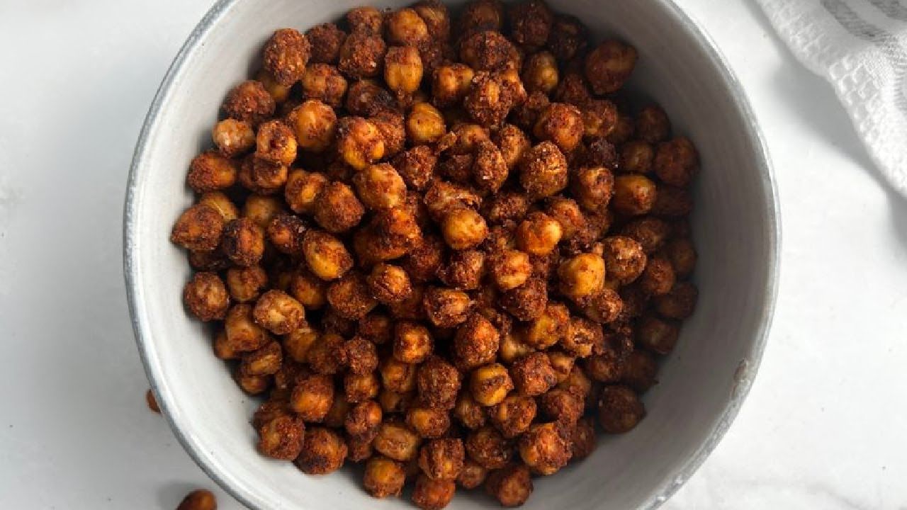 వేయించిన శనగలు తింటే గుండె ఆరోగ్యానికి ఎంతో మేలు చేస్తాయి. వీటిల్లో మెగ్నీషియం, పొటాషియం వంటివి లభిస్తాయి. ఇవి రక్త పోటును కంట్రోల్ చేయడంలో హెల్ప్ చేస్తాయి. దీంతో గుండె పని తీరు మెరుగు పడుతుంది.