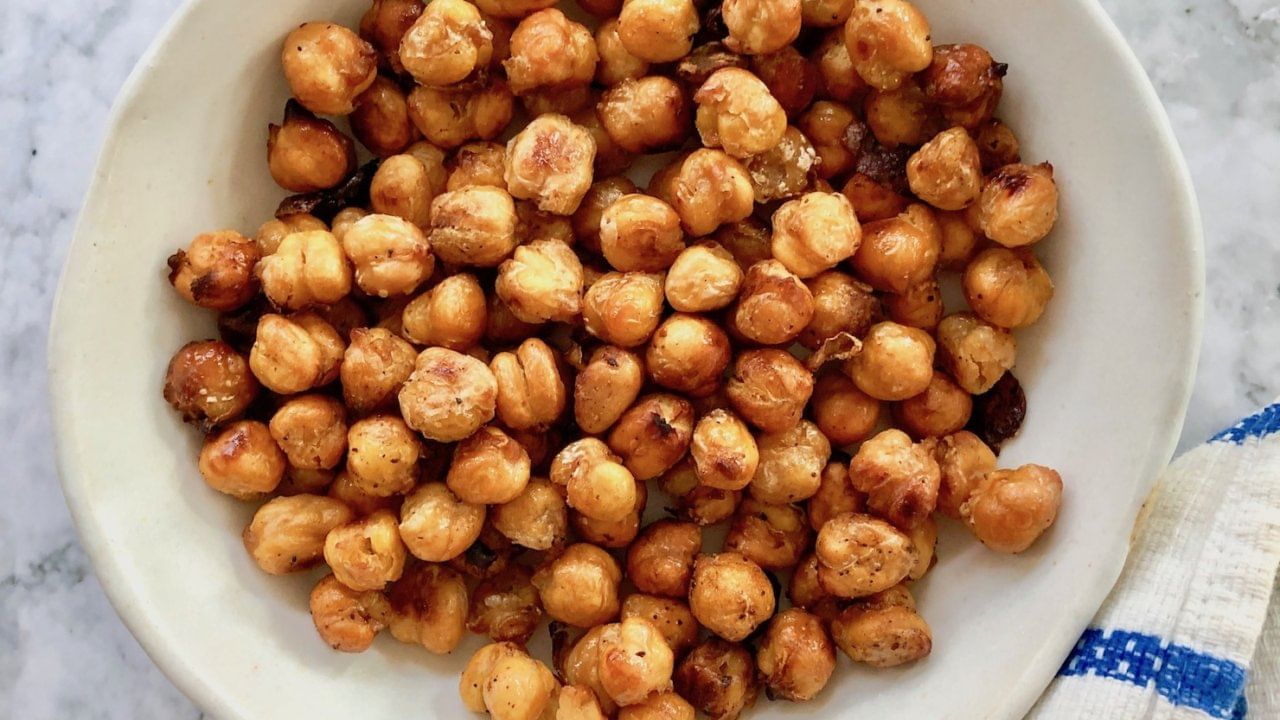 నానబెట్టిన శనగల్లో కార్బోహైడ్రేట్లు, ప్రోటీన్లు అధికంగా ఉంటాయి. ఇది రోజంతా శరీరాన్ని శక్తివంతంగా ఉంచుతుంది. ముఖ్యంగా వ్యాయామం చేసే లేదా శారీరక పని చేసే వారికి ఇవి చాలా ప్రయోజనకరంగా ఉంటాయి.