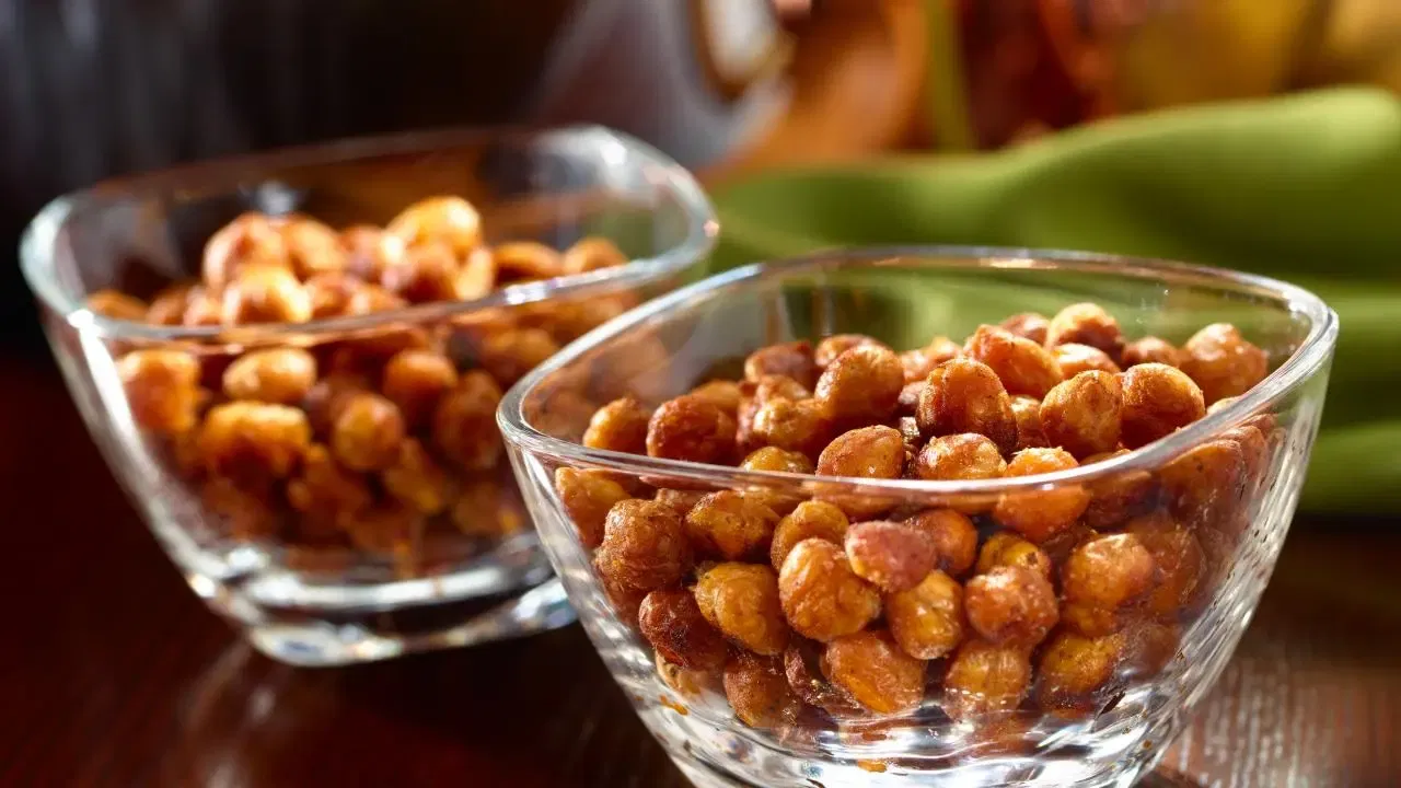 నానబెట్టిన శనగపప్పులో ఫైబర్ పుష్కలంగా ఉంటుంది. ఇది జీర్ణవ్యవస్థ మెరుగ్గా పనిచేయడానికి సహాయపడుతుంది. ఇది మలబద్ధకం సమస్యను తగ్గించడంలో సహాయపడుతుంది. కడుపును శుభ్రపరుస్తుంది.