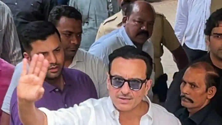 Saif Ali Khan: 'సైఫ్పై డౌట్గా ఉంది.. కత్తిపోట్లకు గురైనోడు 5 రోజుల్లో కోలుకుంటారా.?' Saif Ali Khan: 'సైఫ్పై డౌట్గా ఉంది.. కత్తిపోట్లకు గురైనోడు 5 రోజుల్లో కోలుకుంటారా.?'