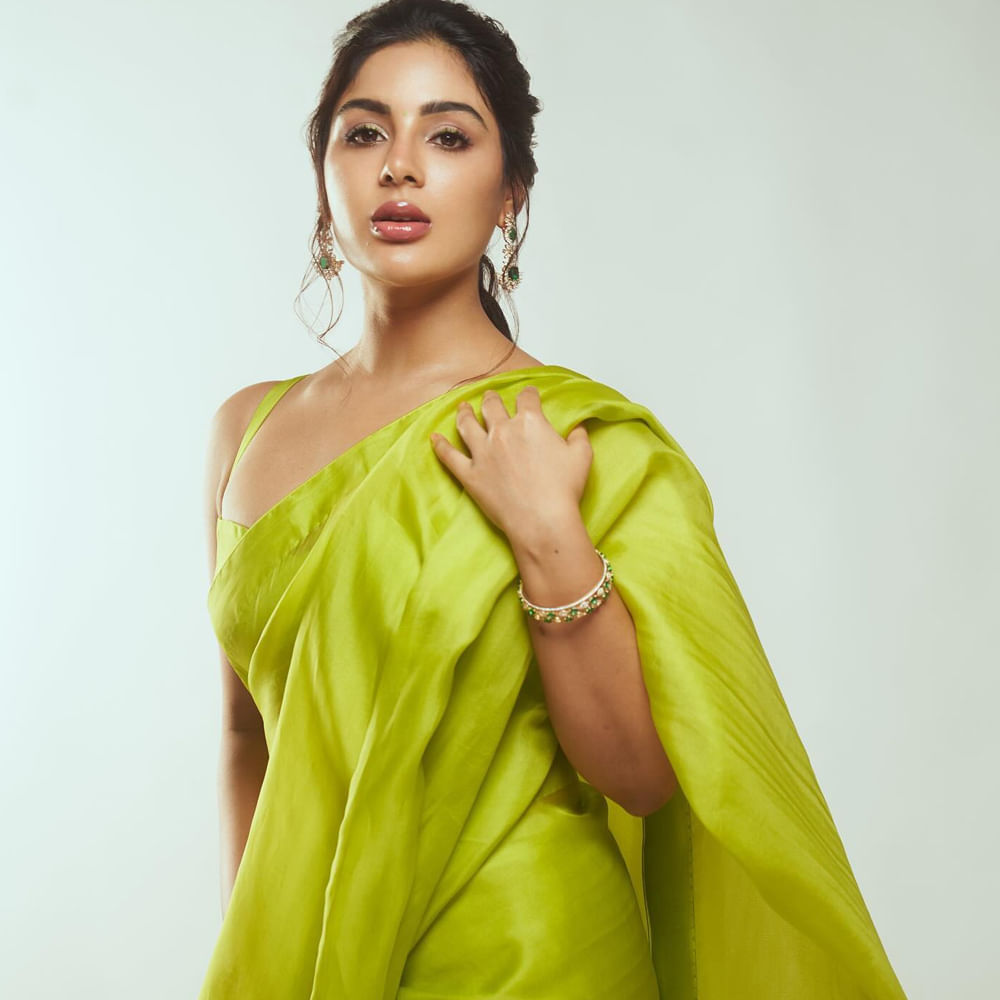 తెలుగులో వరుస ఆఫర్స్ అందుకుని ఫుల్ ఫాంలో ఉన్న ఈ బ్యూటీకి ఆఫర్స్ మాత్రం కరువయ్యాయి. బ్యాక్ టూ బ్యాక్ సినిమాలతో మెప్పించిన ఈ అమ్మడు చివరగా డెవిల్ చిత్రంలో కనిపించిన ఈ అమ్మడు.. ప్రస్తుతం స్వయంభు చిత్రంలో నటిస్తుంది